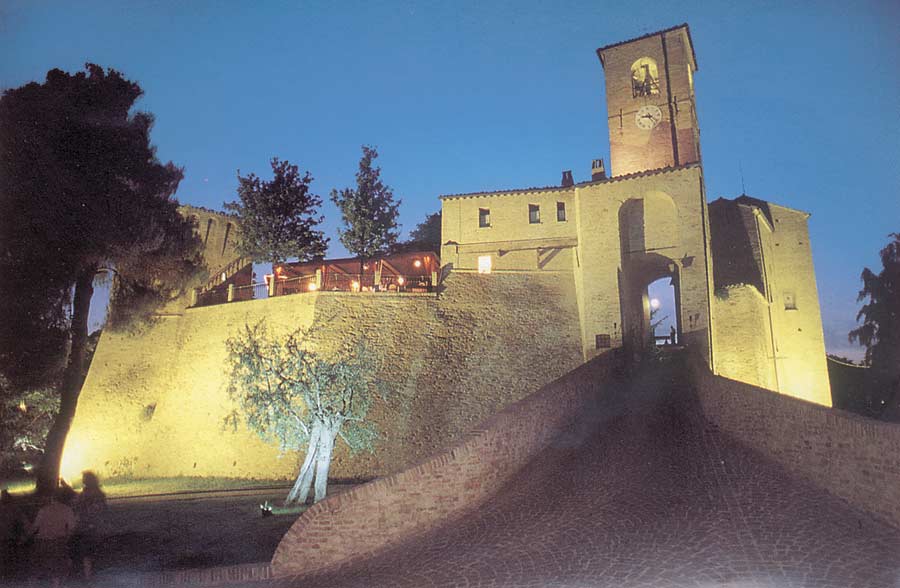 Montegridolfo il castello che separa la romagna dalle marche